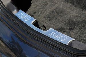 Накладка на пластиковый порог в багажнике цвет серебро логотип SS для Chevrolet Camaro 2010-2014